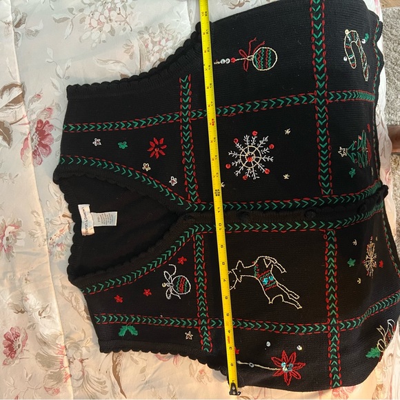 “Draper’s & Damon’s Christmas Vest - Picture 13 of 14